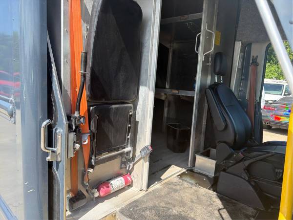 2021 Ford Transit Cutaway - Photo 13
