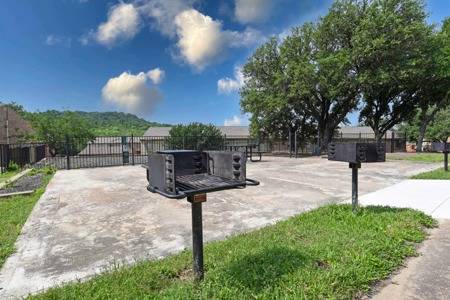 $1,525 / 2br - 965ft2 - Laundry Facilities, Playground, Tile & Hardwood & Carpeted Floors (5875 Mountain Valley Ln, Dallas, TX)63622615717633123