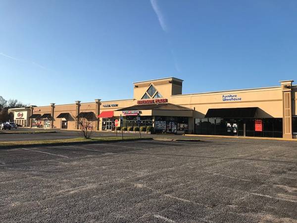 $4,698 / 13200ft2 - Retail and or warehouse 13,200 SQ.FT. FRONT INLINE STRIP (1402 A WESTERN BLVD STORE)63861960427651120