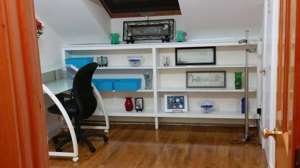$1,250 / 3br - Cute skylight room, built in shelving, walk-in closet (West Medford)63699215735553120