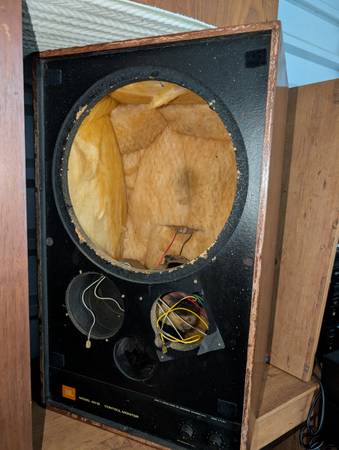 Jbl 4311B. Armarios - $75 (Long Beach)63435122601601122