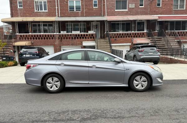 2015 Hyundai Sonata Hybrid Azul Sedán, auto limpio - $3.500 (Brooklyn)63470619281537123