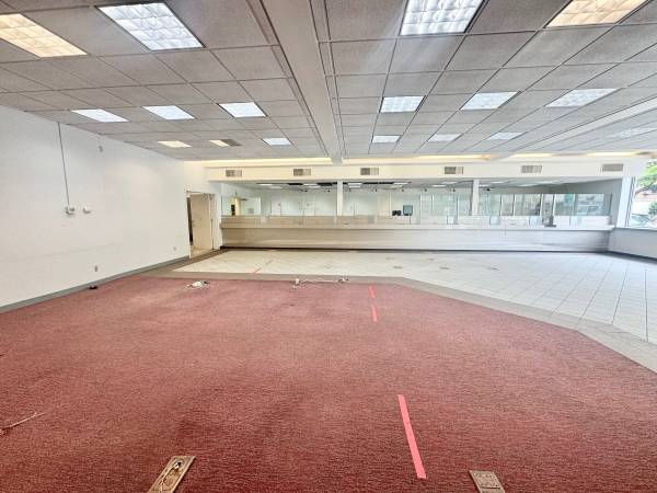 $12,000 / 3200ft2 - Retail space for lease in Astoria - former Santander Bank (Astoria)63827341748483124