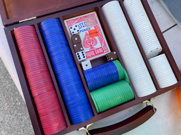 Poker chips set in vintage case 1