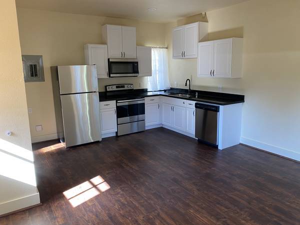 $2,000 / 950ft2 - Studio with attached 2 car garage (San Diego)63865931186305121