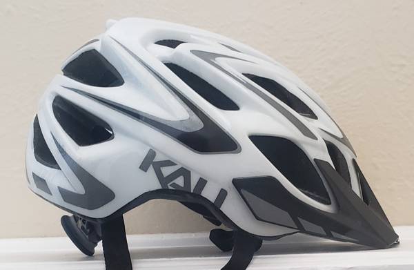 Kasco casco para bicicleta - Blanco con visera retráctil - $29 (Naperville) - $29 (Naperville)63471432754691123