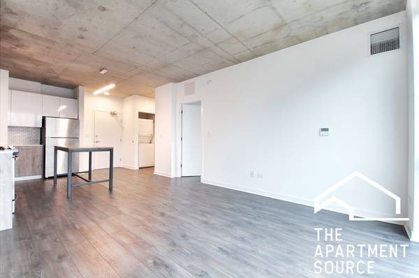 $2,625 / 1br - 658ft2 - Luxury Lakeview Apartment – Floor-to-Ceiling Windows, In-Unit W/D 🏡 (Lakeview)64041811003649121