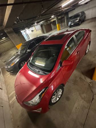 Hyundai Elantra 2015 - Pocos kilómetros (28k) - $13,000 (Burbank)63618219799939120