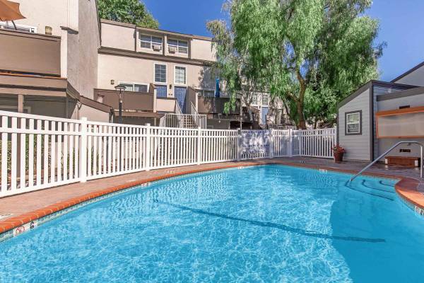 $2,250 / 1br - 720ft2 - en Pleasant Hill CA, 1/hab 1/ba, Piso de Madera Vinílica (concord / pleasant hill / martinez)63686085578755120