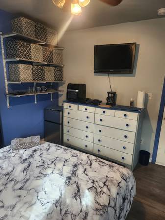 $1,400 / 1br - 300ft2 - Studio type room  -, Private Entrance, Private Patio, Shared Bathroom, (Lake Balboa)63700880849409122