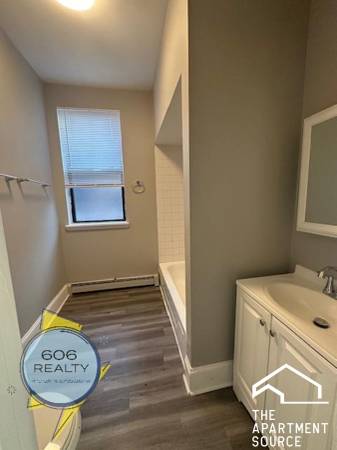$1,400 / 2br - Bright & Spacious 2 Bed – Washington Park | $1,400/mo | Top Floor (Chicago)63959874808579122