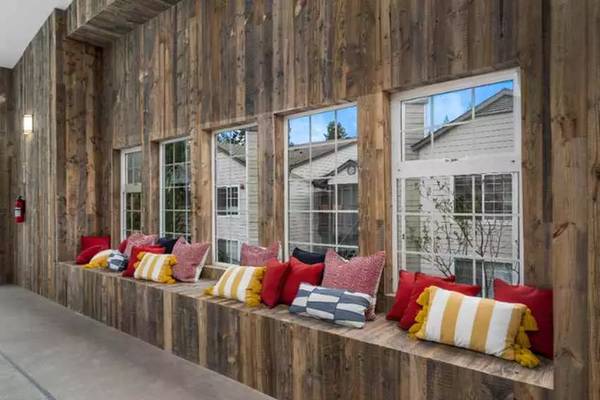$1,755 / 1br - 888ft2 - Your fur baby's next favorite spot! 1 BD / 1 BA that's purrrfect! (Silverdale)63910194861570121