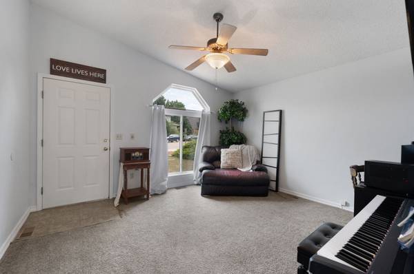 $415,000 / 3br - 1781ft2 - CORNER LOT! PIKES PEAK VIEW!  GREAT DECK! FIREPLACE IN FAMILY ROOM! (Colorado Springs, Starwatch Neighborhood)63658230689923123