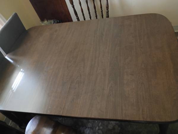 Oak table w/2 inserts. Expands to 84"table 1