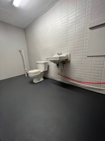 $700 / 800ft2 - Garage Space available (Coventry)64204822945281121