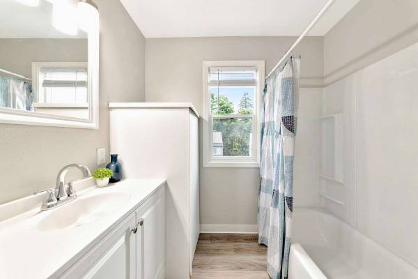 $1,850 / 2br - 1169ft2 - High-End Stainless-Steel Appliances, Large Closets, BBQ/Picnic Area (18540 SW Boones Ferry Rd, Tualatin, OR)63999315550851121