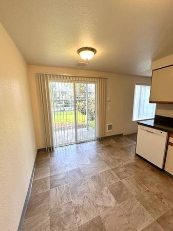 $1,495 / 2br - 885ft2 - Charing 2 Bedroom Apt Right by Valley River! (Eugene)63977278145026124