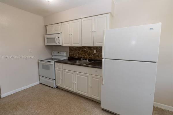 $1,370 / 1br - FANTASTIC AND AWESOME 1 BED 1 BATH UNIT (NORTH MIAMI BEACH)63825137478913120