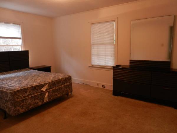 $490 / 3br - 164ft2 - área RTP mujer madura habitación en casa individual a pie del centro comercial (North Raleigh)63685998159361124