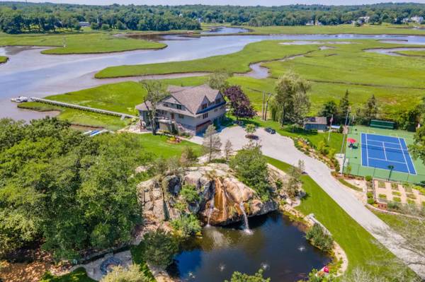 $1 / 4br - Luxe Scituate Vacation Rental w/ Private Hot Tub! (Scituate, MA)63892102944259122