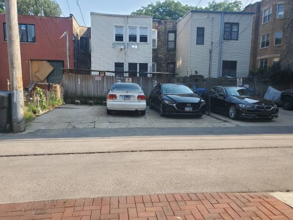 $735 $735 N side. free laundry.  Awesome location. (CTA  Argyle Station. Lakefront. Mariano. Jewel.)64041646969347124