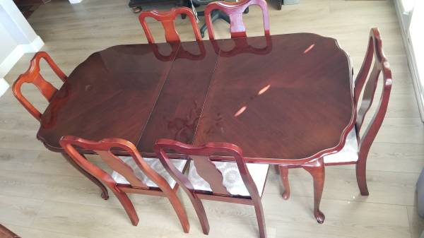 Formal dining table with 6 chairs 1
