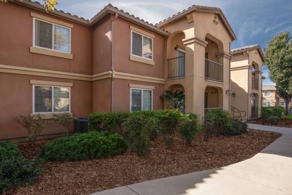 $1,469 / 4br - 1372ft2 - NOW AVAILABLE (Pixley)63809864907009122