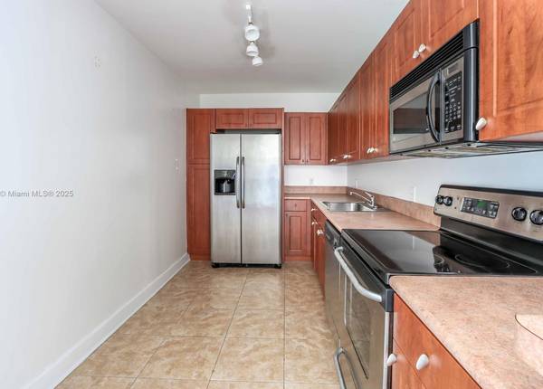 $2,350 / 1br - 900ft2 - Unfurnished, 1 year lease, fast approval, parking, pool & gym (Miami Beach)63825137171715124