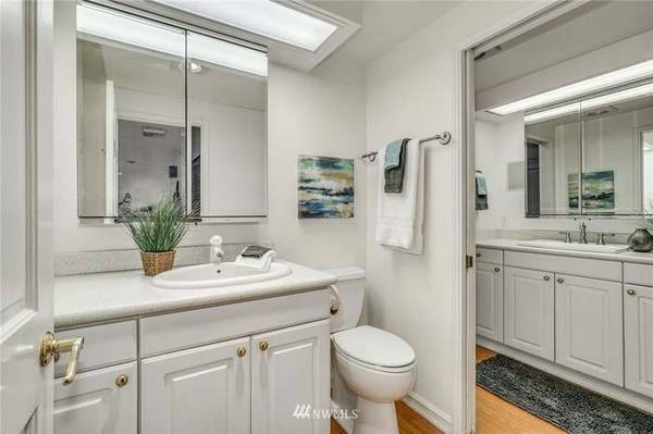 $1,880 / 1br - 593ft2 - The feel of a private getaway only minutes to city centers. (Kirkland, WA)63786967362305123