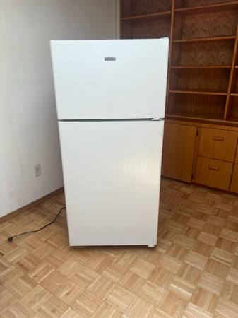GE hot point refrigerator/freezer 14.6 cu ft 1