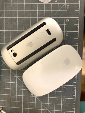 Apple Magic Mouse Multi-Touch Surface with replacing batteries 1