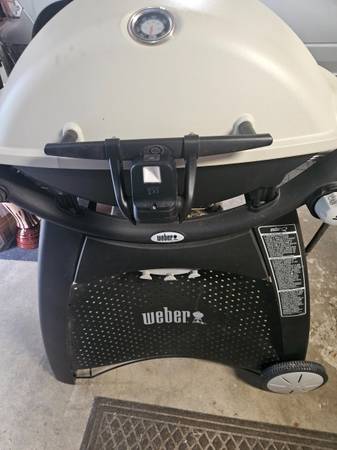 Weber Q 3200 LP GAS GRILL - $200 (Menomonee falls area)63470462526595122