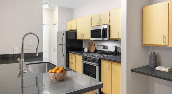 $2,313 / 2br - 999ft2 - Garages Available, Stainless-Steel Kitchen Sink, 2BD 1BA (1975 Maxwell Ave , Woodland, CA)64044026337154120