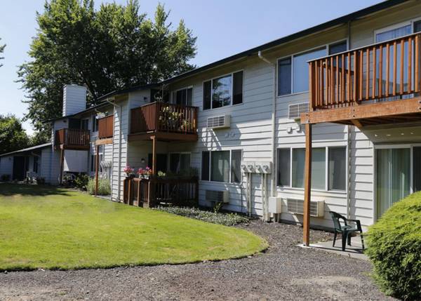 $1,425 / 2br - Washer/Dryer Hook-Ups & Low Cost of Living! - SE Portland 2 Bed (SE Portland)63956504483459123