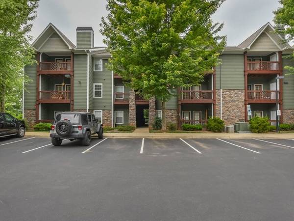 $1,215 / 1br - 708ft2 - This deal won't last long! Gorgeous 1 bed, 1 bath! Prime location. (Asheville - East Asheville)64029203186818123