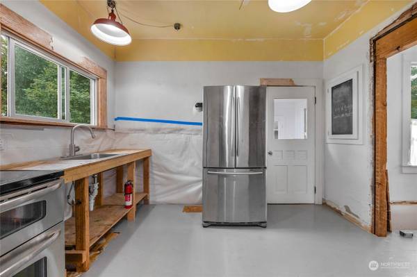$1,399 / 1br - 1140ft2 - Greenwood Fixer—New Roof, Solar, Rehab-Ready w/ Expansion Potential (Seattle, WA)63866941306753123