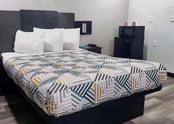 $450 / 1br - NEW WEEK LONG RATE > Free: WiFi, Cable TV, Local Calls, Pool/Hot Tub (Sacramento South & Elk Grove)63790665380739122