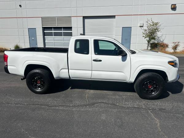 Toyota Tacoma 2017 SR5 - $13,900 (San Rafael)63654703463425123