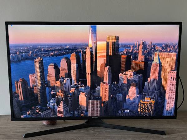 Samsung 40" 4K UHD Smart TV 1