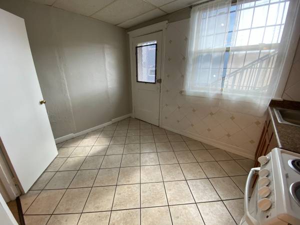 $1,350 / 2br - Large Kitchen & HUGE Closet Space!! (Pittsburgh)64013372532227122