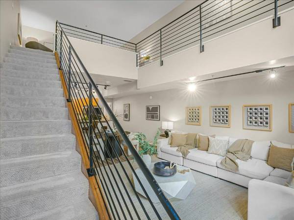 $2822.00 / 1br - 1113ft2 - 1BR/1.5BA Loft-Style Unit63989800190979123