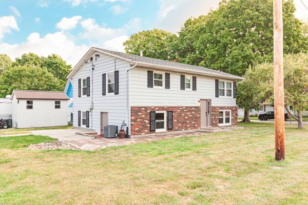 $275,000 / 2br - 1998ft2 - Brookston Home for Sale – 709 S Wood St – $275,000 – 2 Bed / 2 Bath (Brookston, IN)63902944493571121