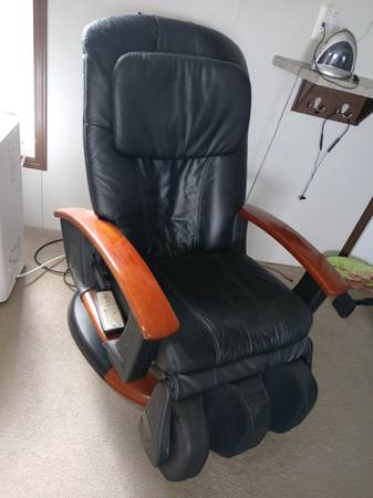 Electric  robotic massaging chair 1