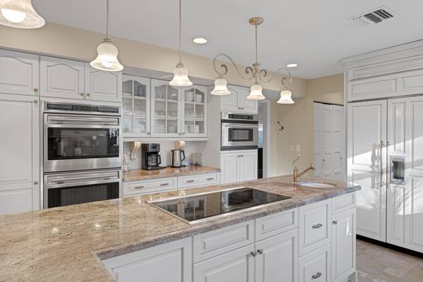 999.000 $ / 6 hab - 4260 pies² - Fantástica mansión inglesa estilo Tudor de 6 dormitorios en una propiedad de media acre con PISCINA (Este - Flamingo)63348335102979124