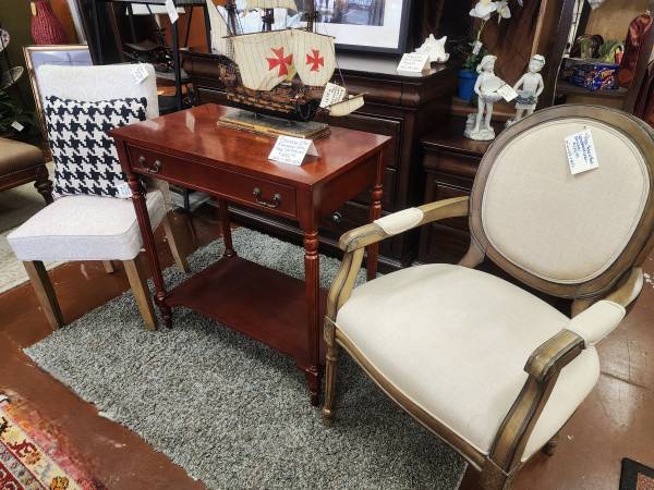 Bombay Mahogany 2 Tier Entry Table-32"W x 18"D x 33.5"H 1