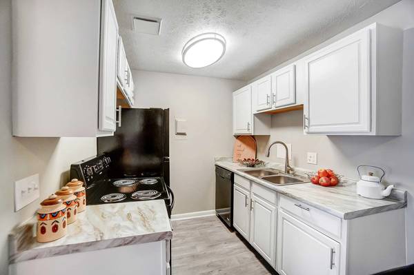 2/bd 1.5/ba, Black Appliances, High End Finishes 1