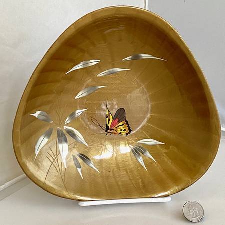 Japanese Lacquerware Three-Cornered Bowl, Gold-Finish w/Butterfly 1