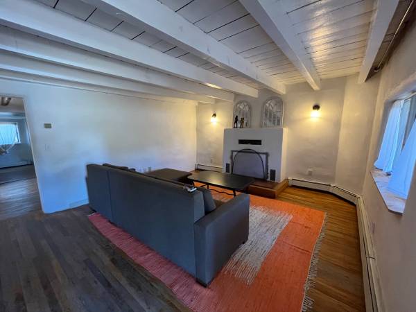 $1,750 / 2br - 1350ft2 - Sweet Old Adobe Downtown/Utilities Included (Taos)63806118935683121