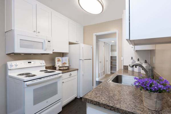 $2,640 / 2br - 980ft2 - 980 sqft and spacious, in Hayward,CA and renovated! (hayward / castro valley)63664219804929121