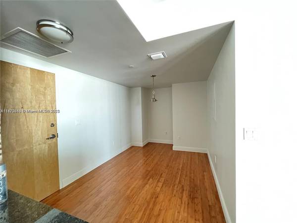 $3,490 / 2br - 1030ft2 - 1 year lease - 2Bed/2Bath + DEN. Internet, cable & 1 parking included (Downtown/Brickell)63825137759745123